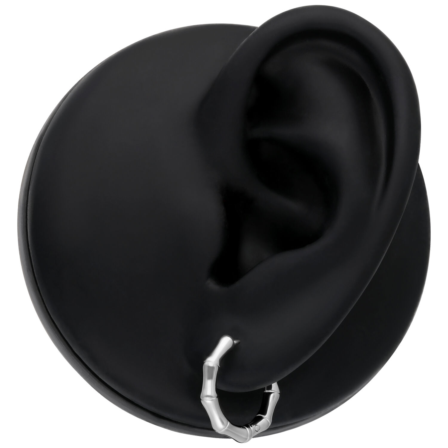 Petites boucles d'oreilles en bambou 10 mm en argent Boucles d'oreilles en bambou argentées sur un modèle d'oreille noir sur fond neutre