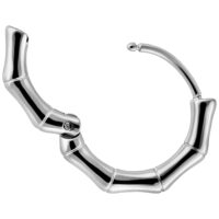 Créoles Bamboo argentées 10 mm en acier inoxydable Créole argentée au design bambou en acier inoxydable, sur fond blanc
