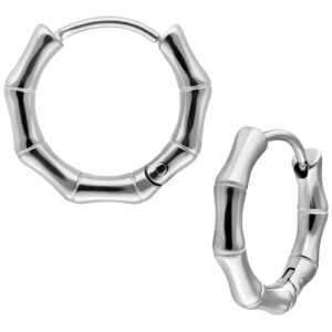Deux boucles d'oreilles en acier inoxydable argentées au design bambou sur fond blanc