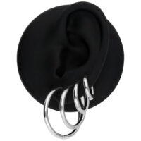 Set de petits anneaux argentés Set de trois boucles d'oreilles argentées sur modèle d'oreille noir