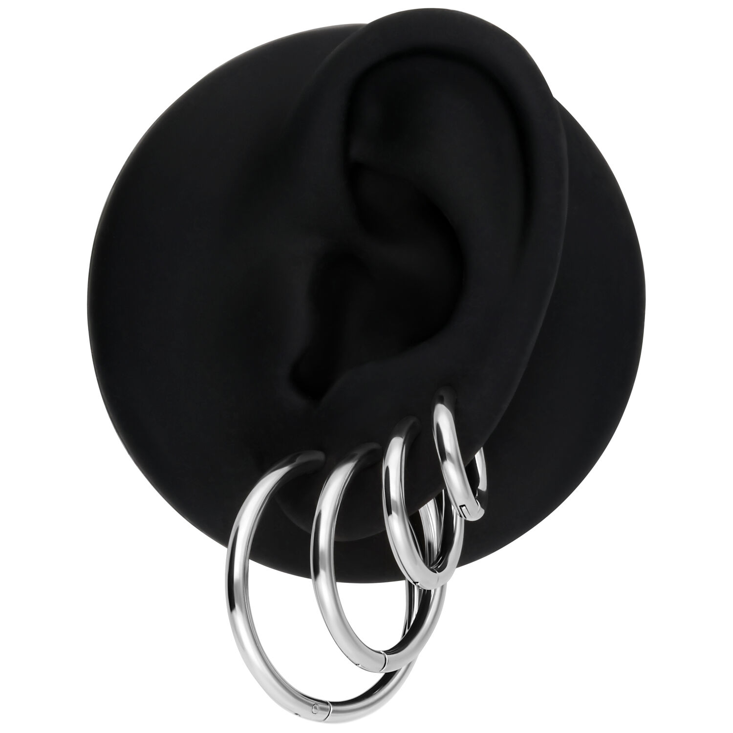 Set de petits anneaux argentés Set de trois boucles d'oreilles argentées sur modèle d'oreille noir