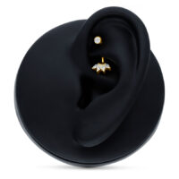 Microbananabell en or 18K avec cristal Lily Microbananabell en or avec pierres cristallines dans un présentoir d'oreille noir