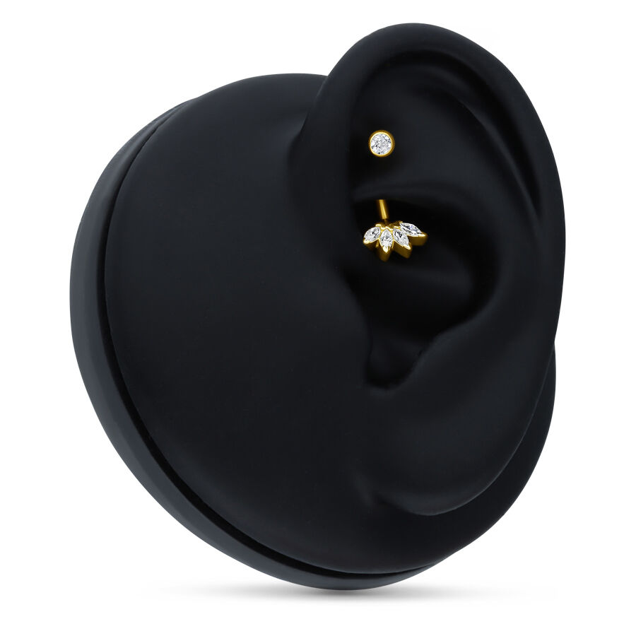 Microbananabell en or 18K avec cristal Lily Microbananabell doré avec cristal Lily sur modèle d'oreille noir