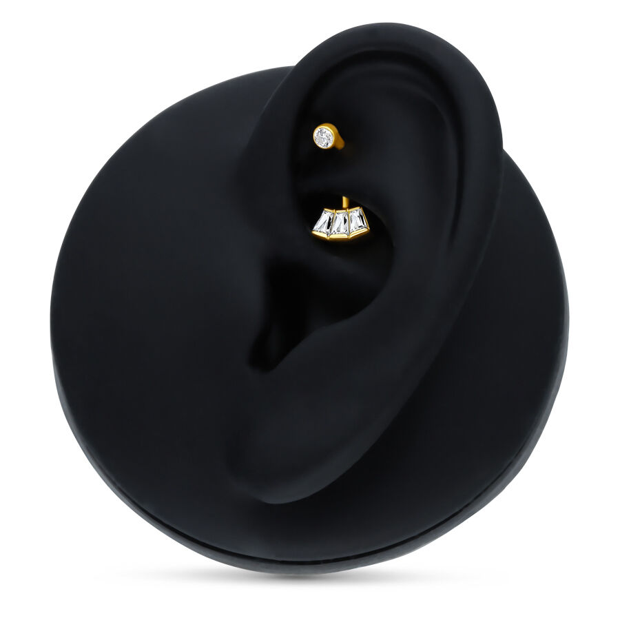 Piercing d'oreille en cristal baguette en or 18K Microbananabell en or avec taille baguette cristalline dans un modèle d'oreille noir