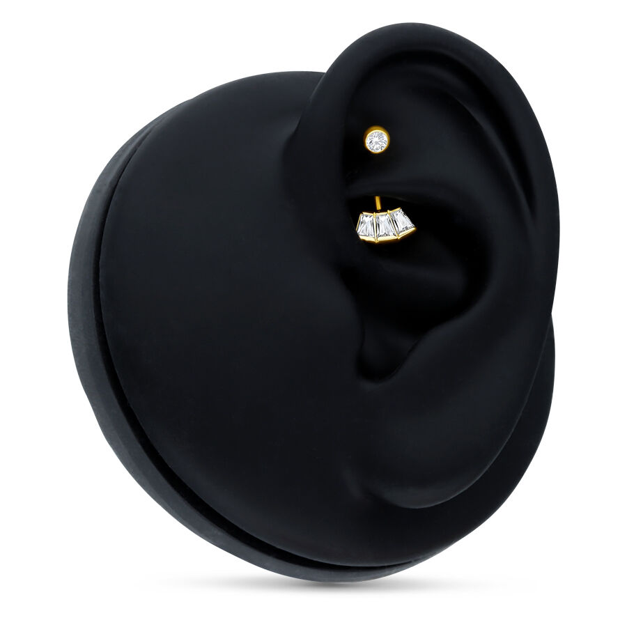 Bananabell en or 18K avec cristal baguette Microbananabell en or avec cristal baguette sur modèle d'oreille noir