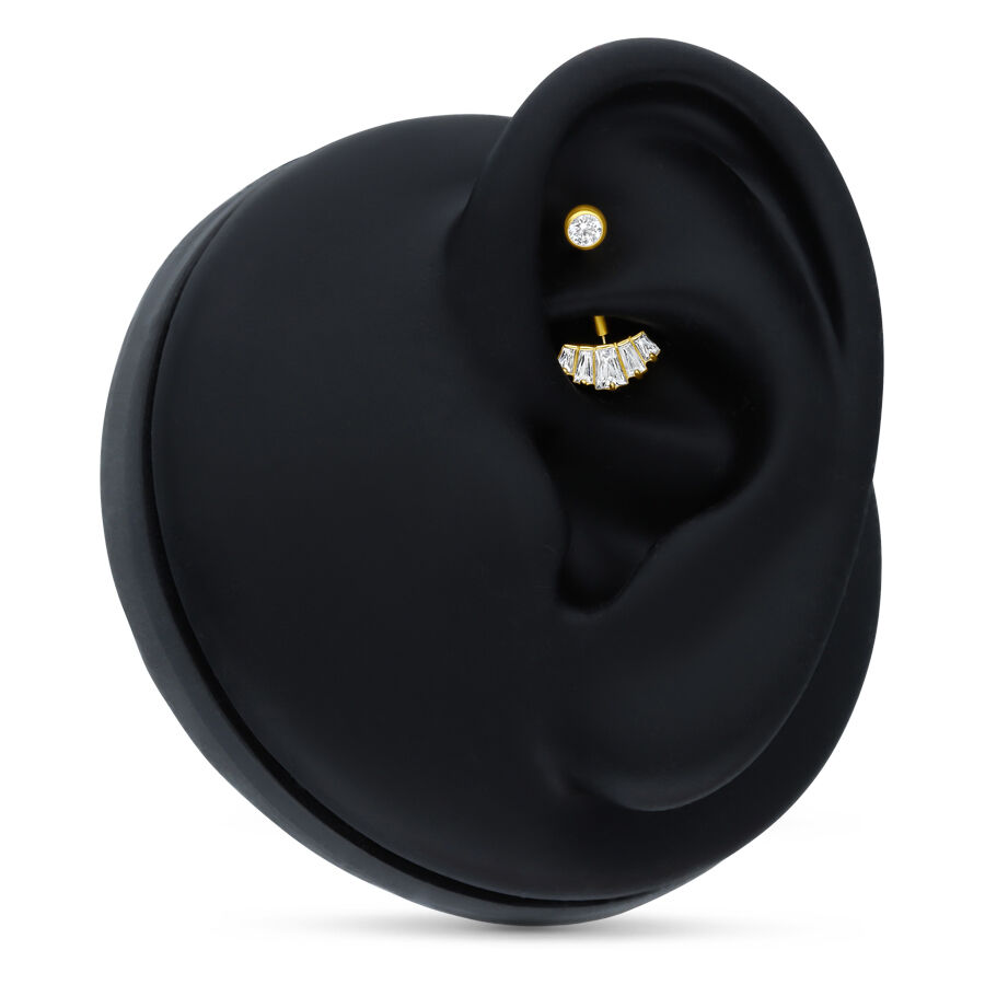 Microbanane en or 18K avec cristaux Microbanane dorée avec cristaux clairs sur présentoir d'oreille noir
