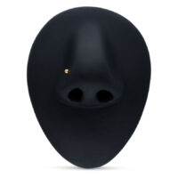 Clou de nez en or 18k sur présentoir noir Clou de nez en or 750 sur présentoir noir en forme de nez