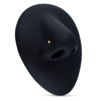 Clou de nez en or 18k sur fond noir Petit clou de nez en or 18k sur fond noir