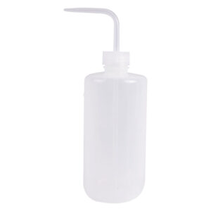 Bouteille de lavage transparente 500 ml avec bec courbé sur fond blanc