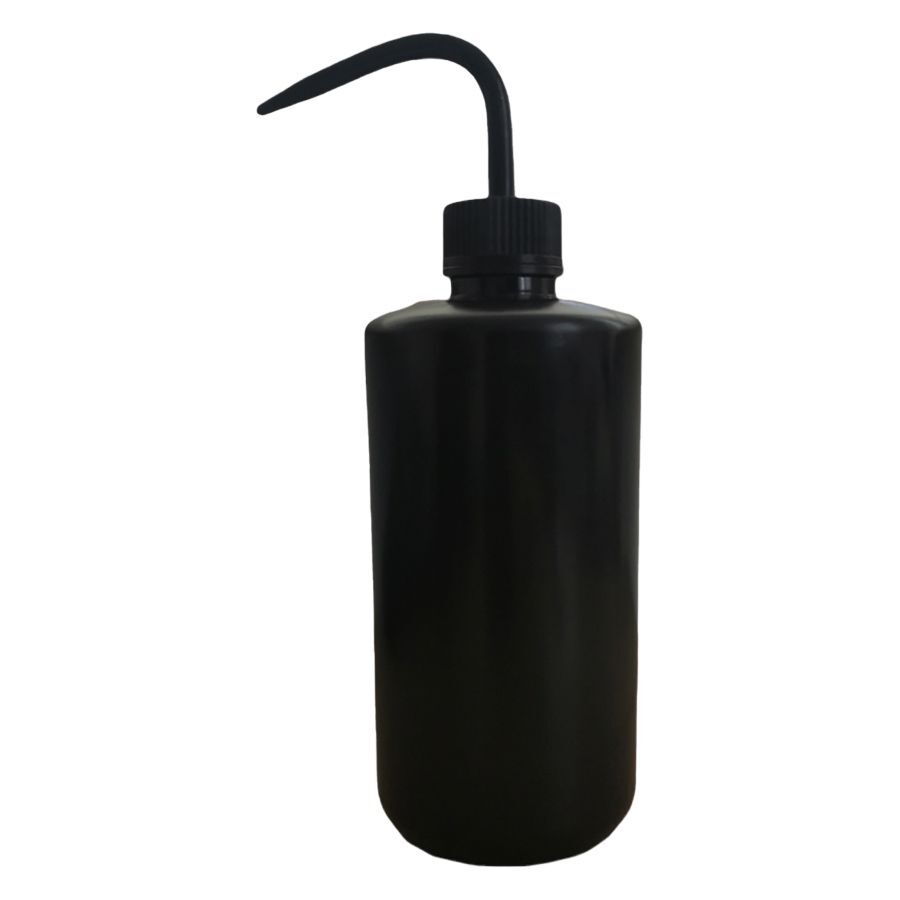 Bouteille de lavage noire 500 ml pour tatoueurs Bouteille de lavage noire 500 ml avec bec courbé sur fond blanc