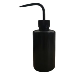 Bouteille noire de 250 ml avec un long bec courbé sur fond blanc