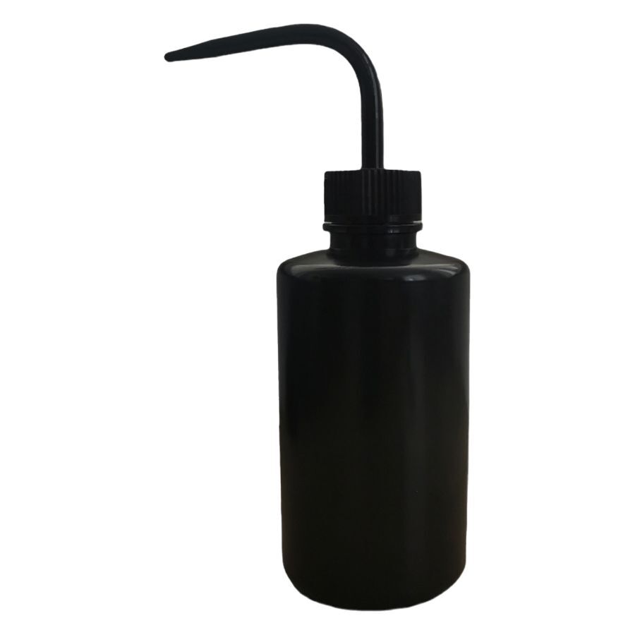 Bouteille de lavage noire 250 ml pour tatoueurs Bouteille noire de 250 ml avec un long bec courbé sur fond blanc