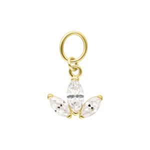Pendentif Lotus en or avec trois pierres de moissanite claires sur fond blanc