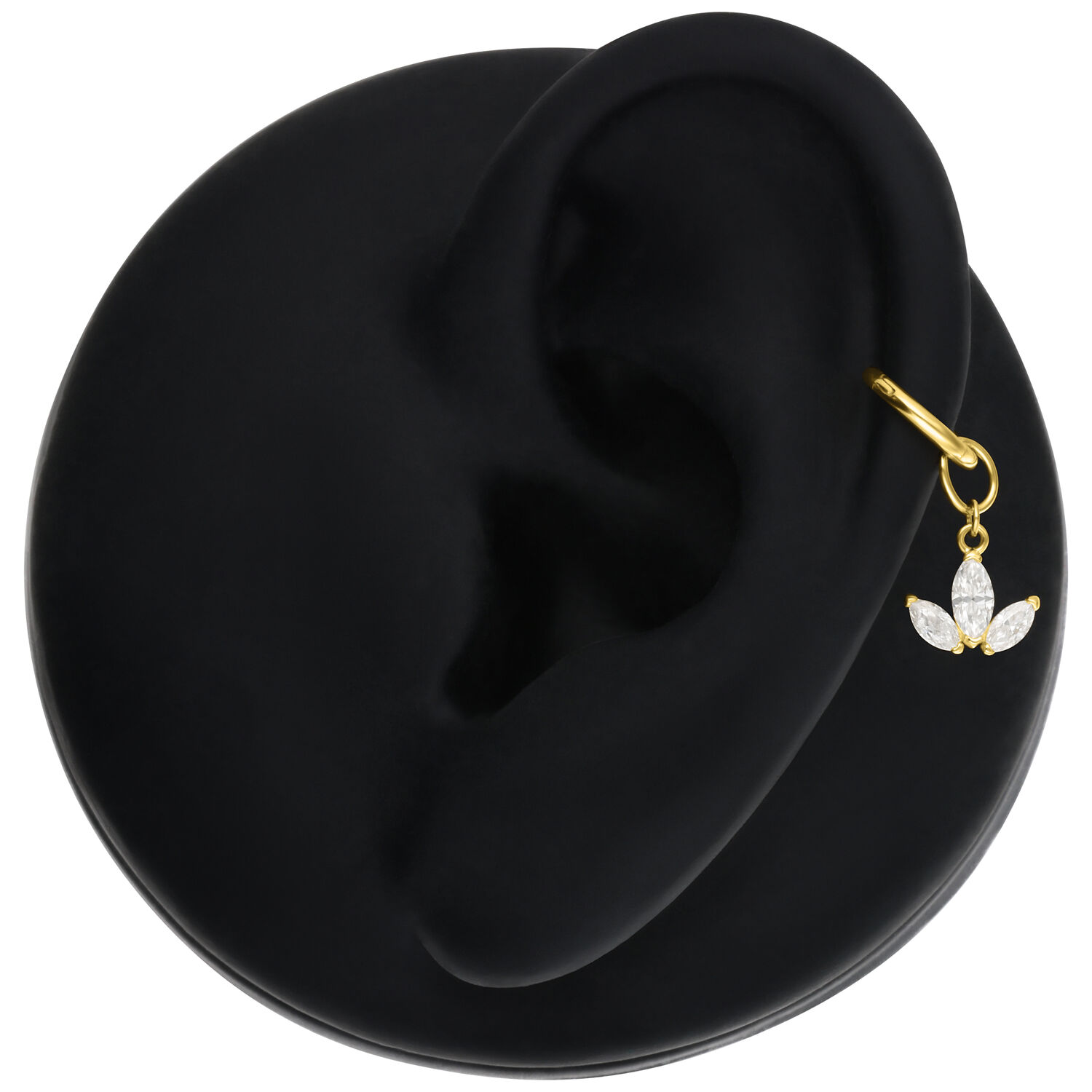 Pendentif Lotus doré avec moissanite Pendentif Lotus doré avec cristaux de moissanite clairs sur modèle d'oreille noire
