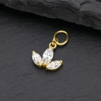 Pendentif Lotus en Moissanite Or 18K Pendentif Lotus doré avec pierres de moissanite claires sur fond noir