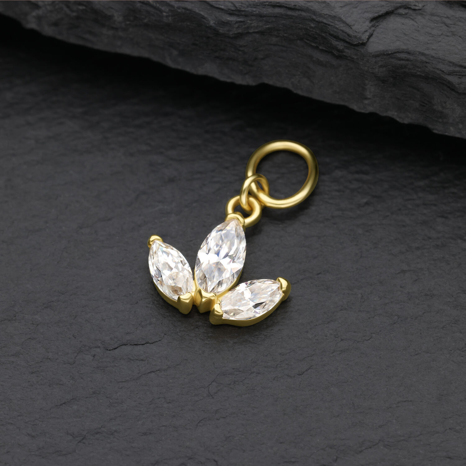 Pendentif Lotus en Moissanite Or 18K Pendentif Lotus doré avec pierres de moissanite claires sur fond noir