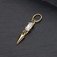 Pendentif en or 18K avec moissanite claire et forme pointue sur fond sombre