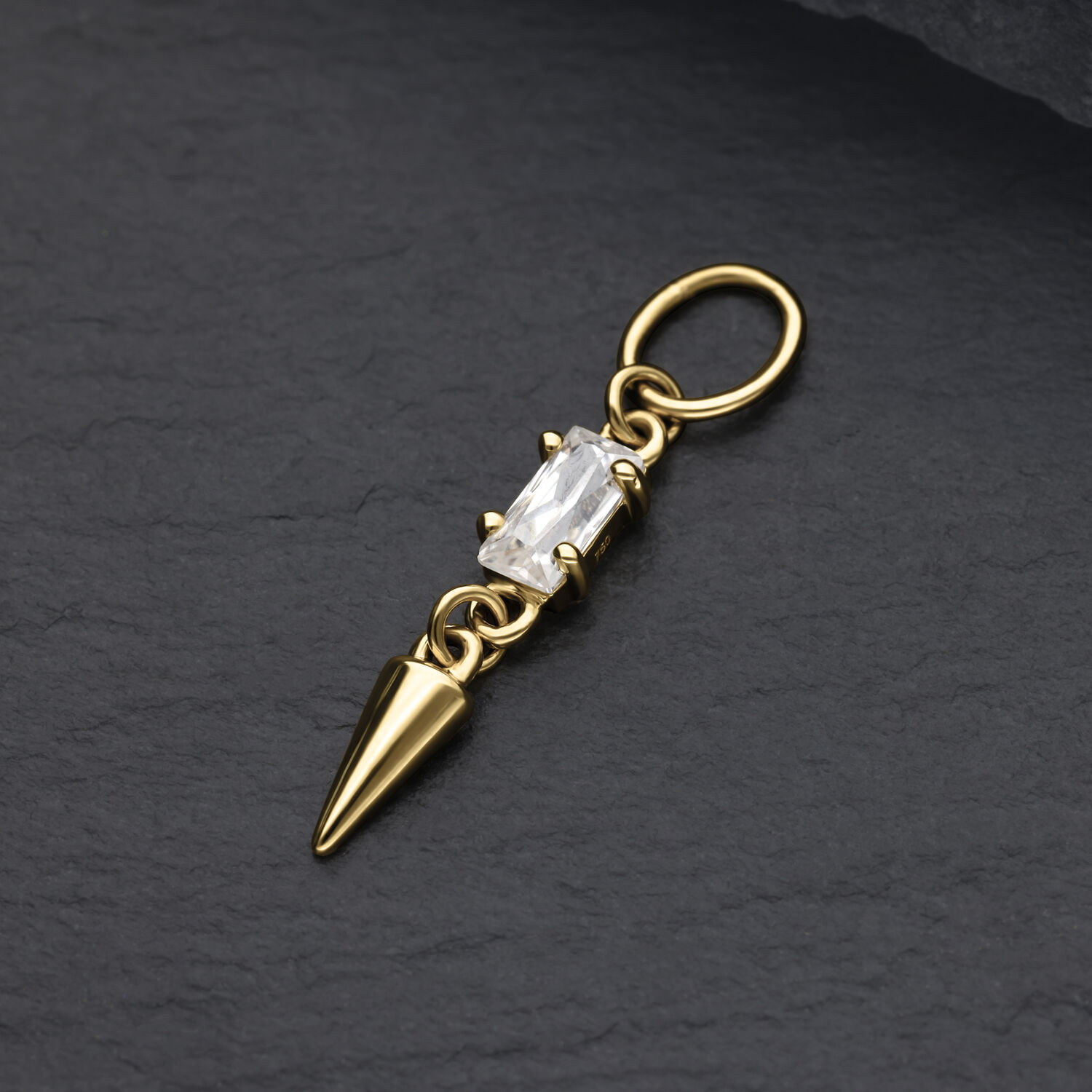 Pendentif en or 18K avec moissanite claire et forme pointue sur fond sombre