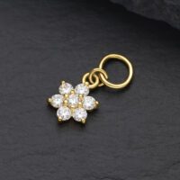 Pendentif Fleur en Moissanite Or 18K Pendentif fleur en or 18K avec des cristaux clairs de moissanite sur fond noir