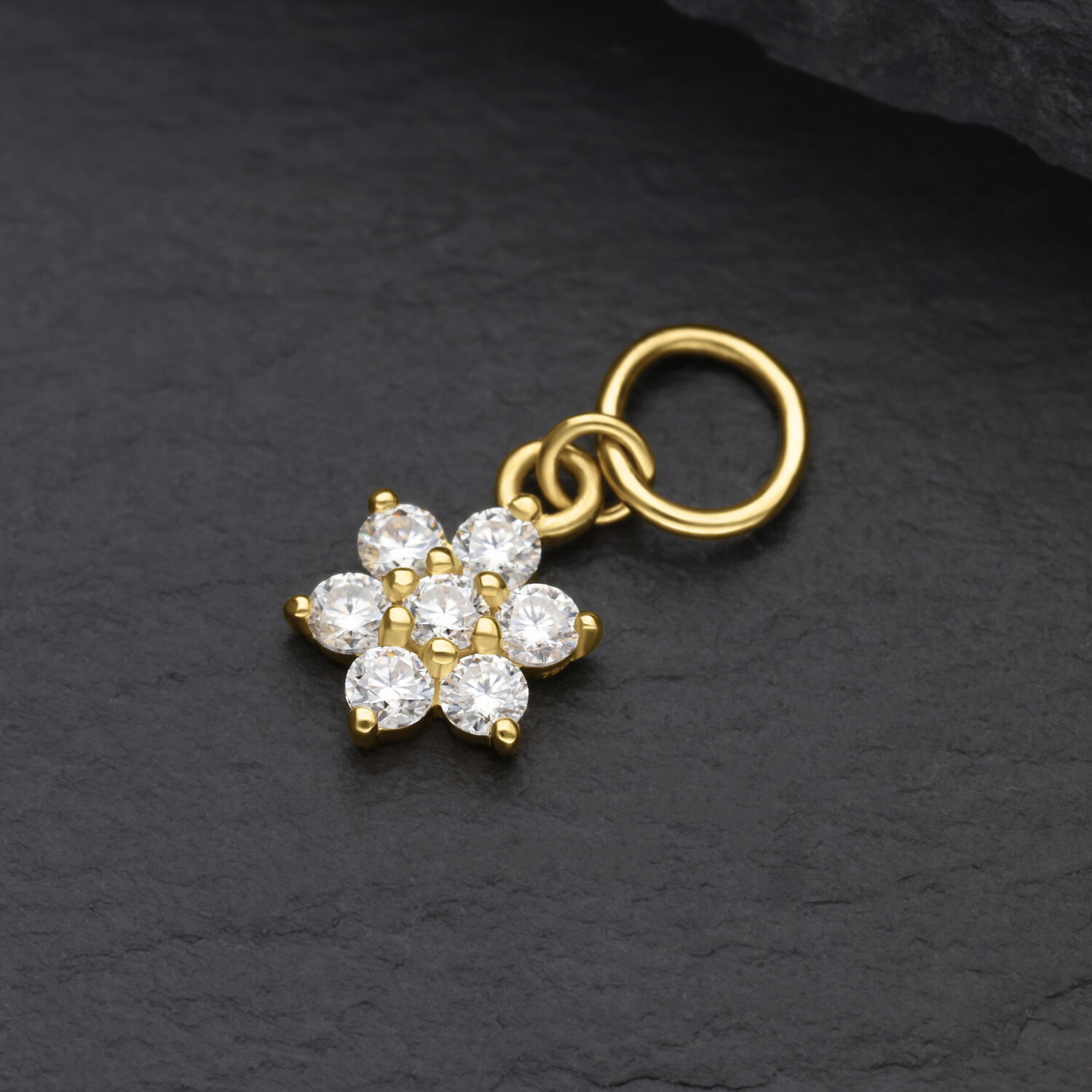 Pendentif Fleur en Moissanite Or 18K Pendentif fleur en or 18K avec des cristaux clairs de moissanite sur fond noir
