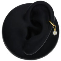 Pendentif Fleur en Or 18K Moissanite pour Oreille Pendentif fleur en or avec moissanite sur une oreille sur fond noir