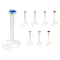 Labret transparent avec cristal décoratif Labret transparent avec cristaux colorés sur fond blanc
