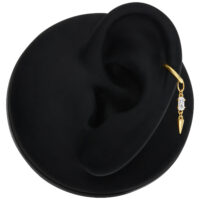 Pendentif piercing en or avec cristal clair et spike sur modèle d'oreille noire