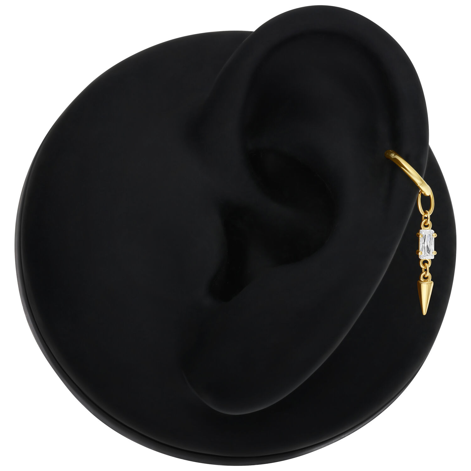 Pendentif piercing en or avec cristal clair et spike sur modèle d'oreille noire