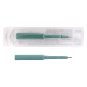 Punch à biopsie vert avec étui transparent, sur fond blanc