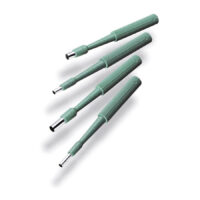 Ensemble de punchs à biopsie Wildcat en vert Quatre punchs à biopsie verts avec pointes en acier inoxydable sur fond blanc