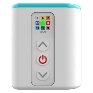 Batterie blanche avec affichage LED et boutons sur fond blanc