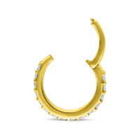 Anneau piercing en or avec diamants scintillants sur fond blanc