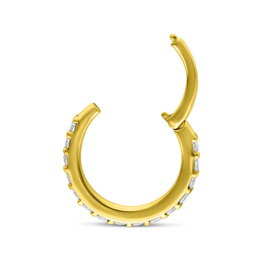 Anneau piercing en or avec diamants scintillants sur fond blanc