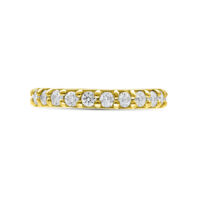 Bague articulée en or avec diamants clairs sur fond blanc
