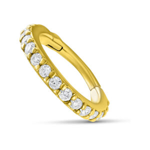 Anneau de piercing en or avec diamants clairs sur fond blanc