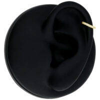 Anneau en or avec diamants sur un modèle d'oreille noire sur fond blanc