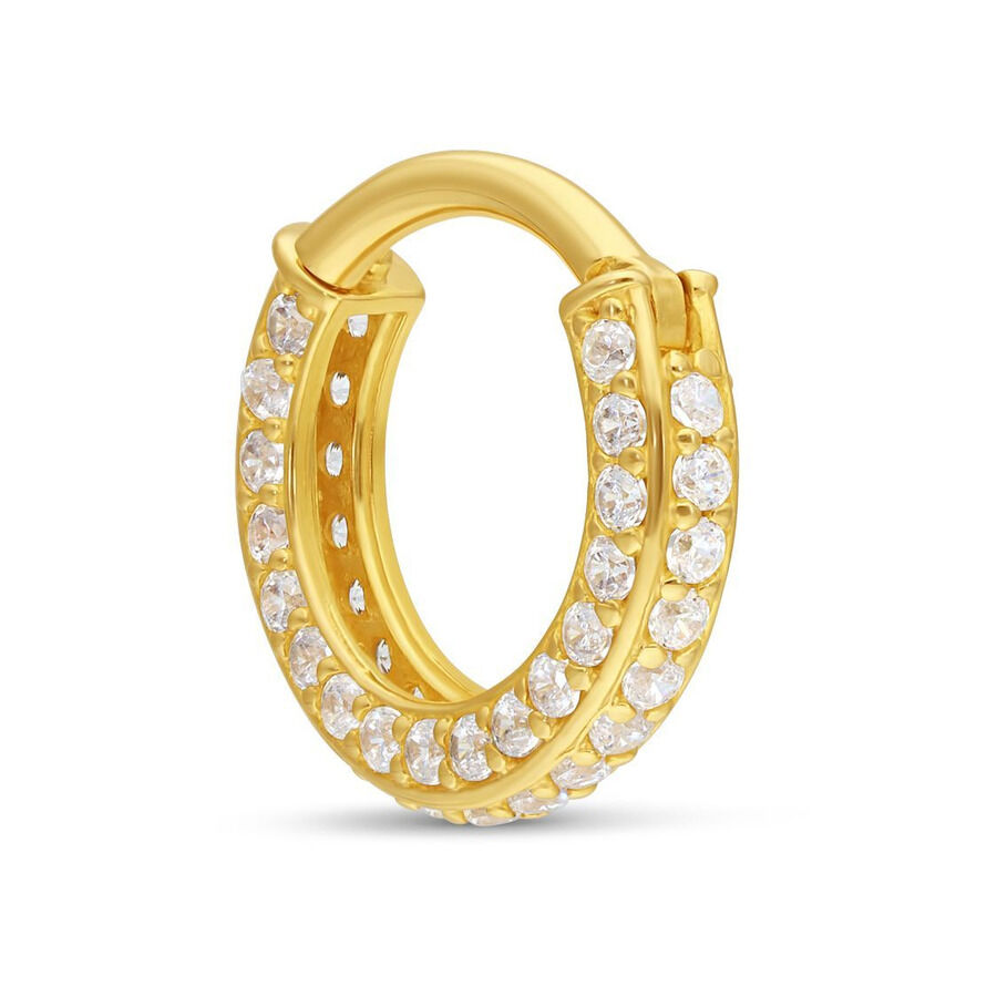 Anneau de piercing doré avec cristaux clairs sur fond blanc