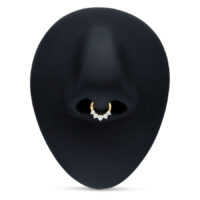 Clicker de septum en or 18K avec cristaux Clicker de septum doré avec cristaux clairs sur fond noir