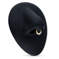 Anneau de septum en or 18K avec cristaux Anneau de septum doré avec cristaux clairs sur présentoir noir