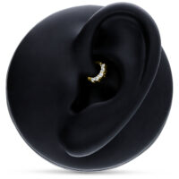 Anneau de piercing en or 18K avec cristaux Clicker septum en or avec cristaux clairs sur modèle d'oreille noir