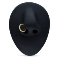 Anneau de piercing en or avec cristaux sur fond noir