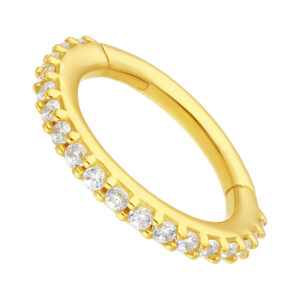 Bague en or 18K avec cristaux clairs sur fond blanc