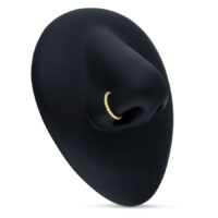Anneau en corde en or 18K pour piercing nasal Anneau en corde en or 18K comme piercing nasal sur modèle noir