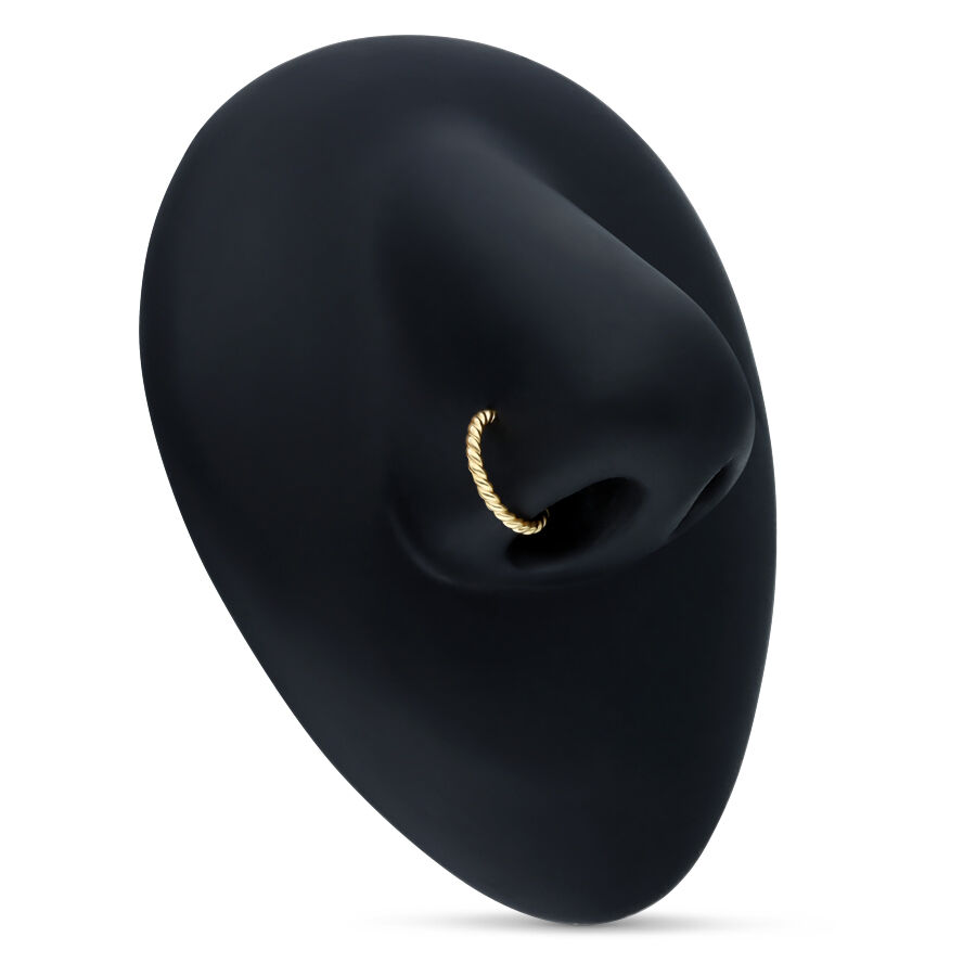 Anneau en corde en or 18K pour piercing nasal Anneau en corde en or 18K comme piercing nasal sur modèle noir