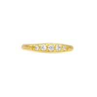 Anneau de piercing pavé en or 18K avec cristaux Anneau de piercing en or 18K avec cristaux clairs sur fond blanc