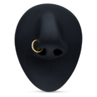 Anneau articulé pavé en or 18K pour piercing nasal Anneau de piercing doré avec cristaux sur modèle nasal sur fond noir