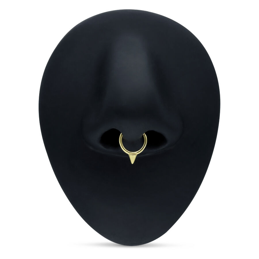 Anneau articulé conique en or 14K pour septum Anneau articulé conique en or dans un piercing nasal sur fond noir