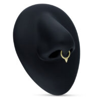 Anneau de piercing cône en or 14K pour septum Anneau de piercing en or avec cône sur tête de mannequin noir sur fond neutre