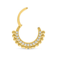 Anneau de piercing doré avec petites billes et cristaux clairs sur fond blanc