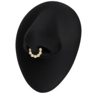 Anneau de septum en or 18K avec moissanite Anneau de septum en or avec cristaux de moissanite sur fond noir